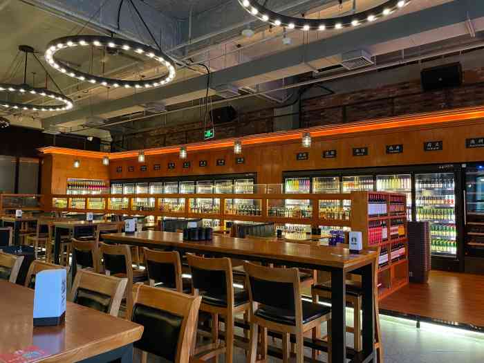 eleven club拾壹餐吧(壹城中心店)-"超级喜欢这里的啤酒柜,拍照胜地