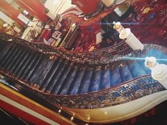 大堂通往豪华阁酒廊气派的中式楼梯-北京中国大饭店