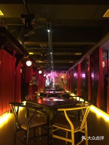 我们坐在角落里了,只能听声音见不到人