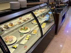 面包甜点陈列柜-和润艺术酒店-自助早餐厅