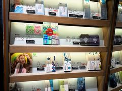 -LOOK眼镜·蔡司依视路配镜(宝山万达店)