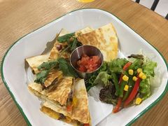 牛肉馅饼配迷你沙拉-HELLO 27 意面·沙拉·帕尼尼