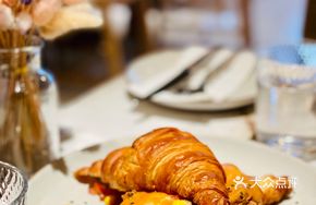 Smoked Pulled Pork Benedict Croissant