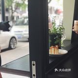 和朋友小坐聊聊天或者一个人带本书看看