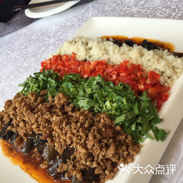 妈妈扒茄子