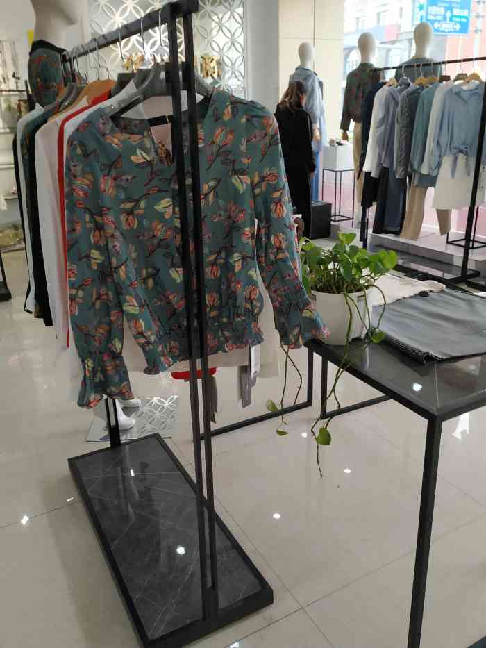 伊琳国际工厂店-"散步入过进店逛了一圈,感觉衣服风格比较偏.
