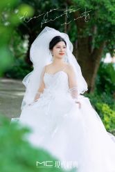 -现代经典婚纱摄影