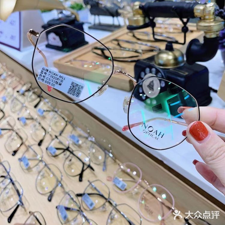 专业的眼镜配镜 我选诺亚视光