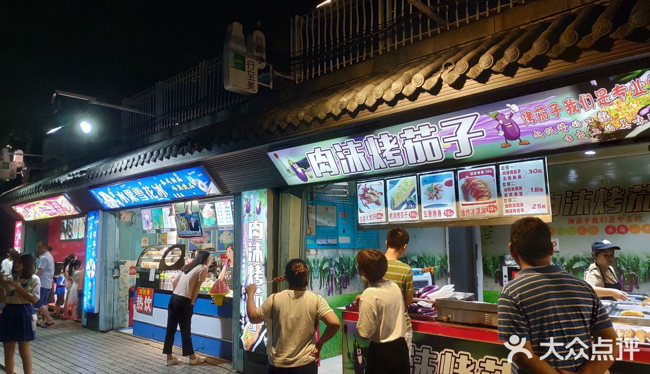 秋水广场美食一条街一条直线到底,主打居然是台湾美食