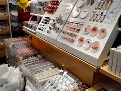 -名创优品(北京新中关购物中心地铁层店)