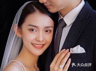 两个人在纯色背景前浅浅一笑，就能把美感表现出来