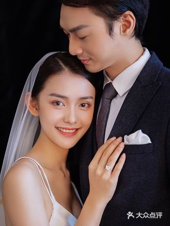 两个人在纯色背景前浅浅一笑，就能把美感表现出来