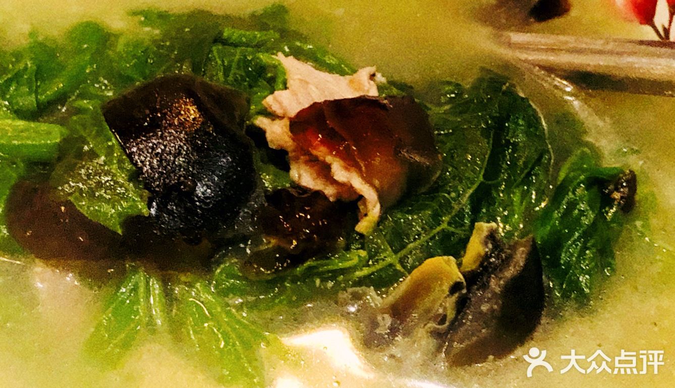 ‍♀️这家店的装饰以复古为主，连碗筷都是那种复古的感