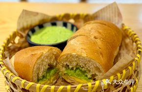 Green Pandan Sauce with Vietnamese Baguette