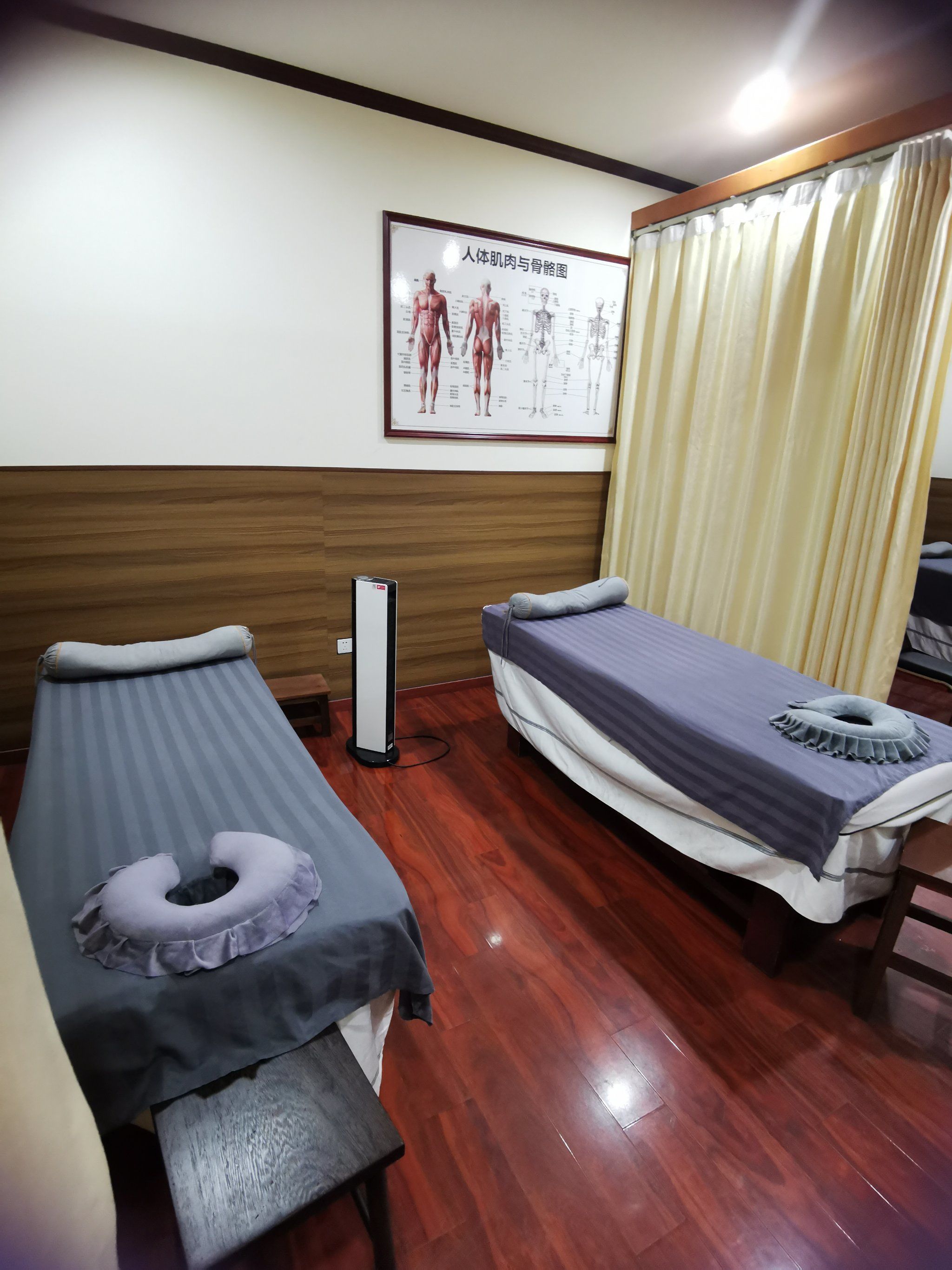 好像是新开的分店
在对面大厦那里可以