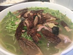 羊肚菌煨豆苗-龙桥私厨·姜花菊花过桥鱼·顺德菜(容桂店)