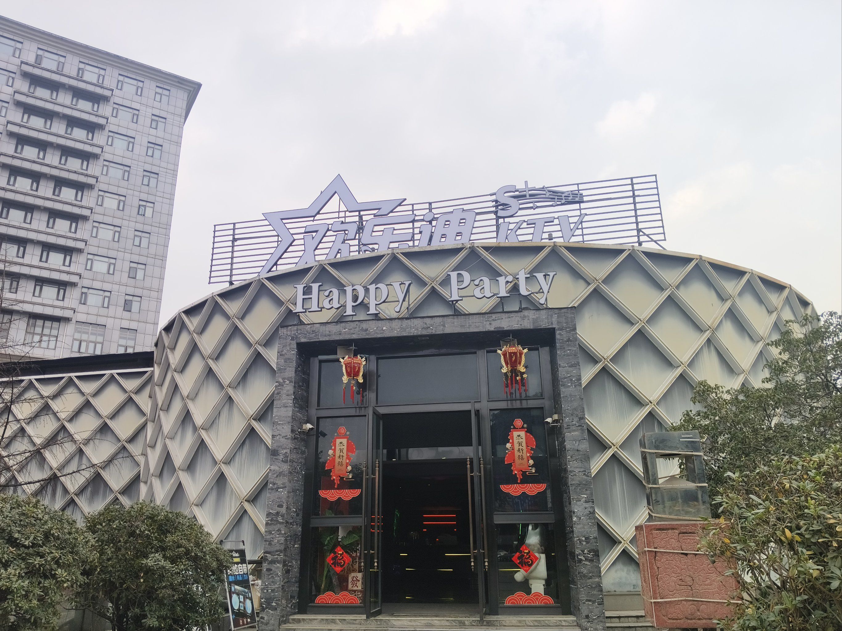 ,然后就给我们安排了房间,房间里的设备也比较齐全