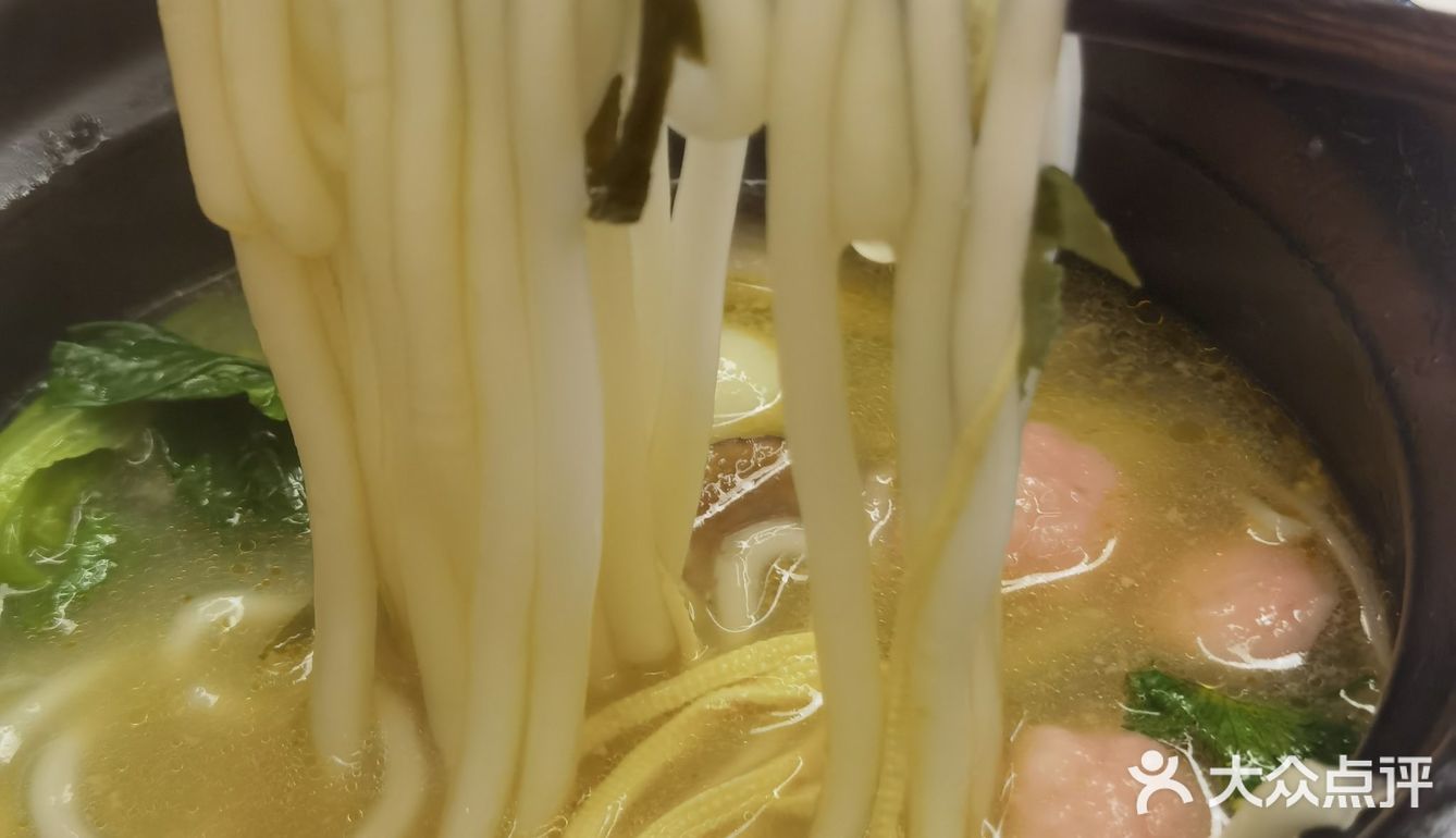 均价大概15元一份，三鲜的麻辣的味道都有