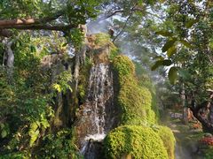 -Chom Cafe and Restaurant