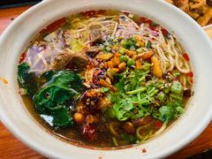 -爆炸头阿姨小四川正宗川味小吃(无任何分店)
