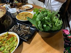 -果松木炭酸菜铜火锅·外婆参鸡汤