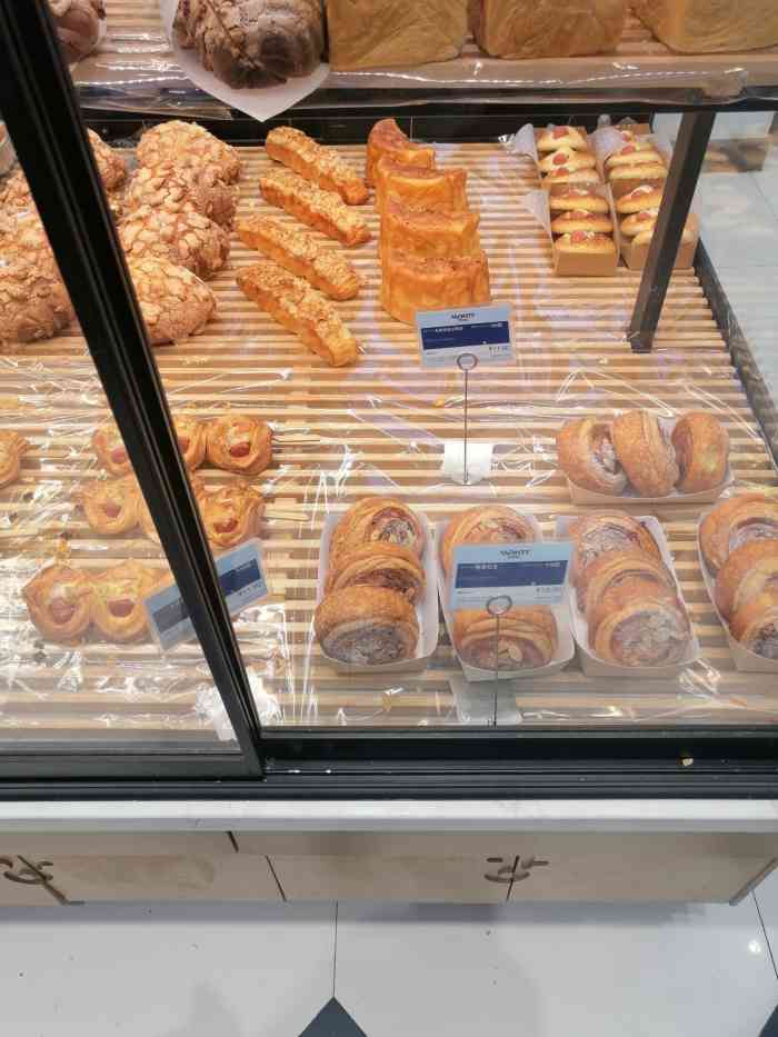 位置在龙之梦大都汇1层北一门进来就是老品牌连锁蛋糕店店铺属于半