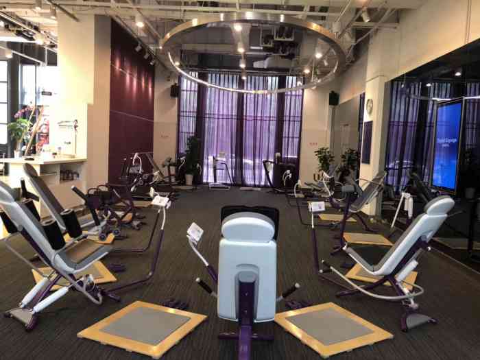 去体验了针对女生的健身房curves,教练挺有耐心的,服务态度很好,整个