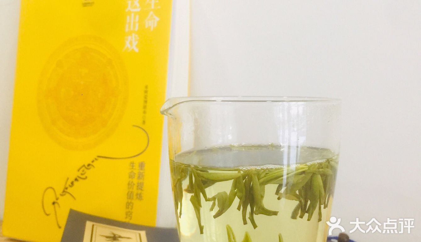 父亲每次都会提醒母亲，水烧开了，先给他泡绿茶