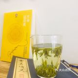 父亲每次都会提醒母亲，水烧开了，先给他泡绿茶