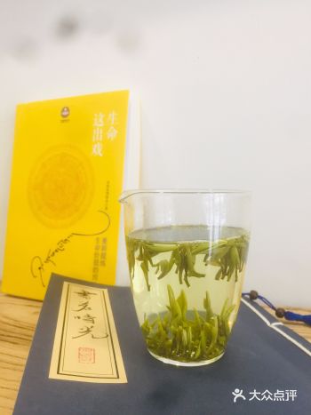 父亲每次都会提醒母亲,水烧开了,先给他泡绿茶