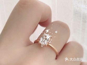 超极显手型的祖母绿钻戒，好像一颗小冰糖呀