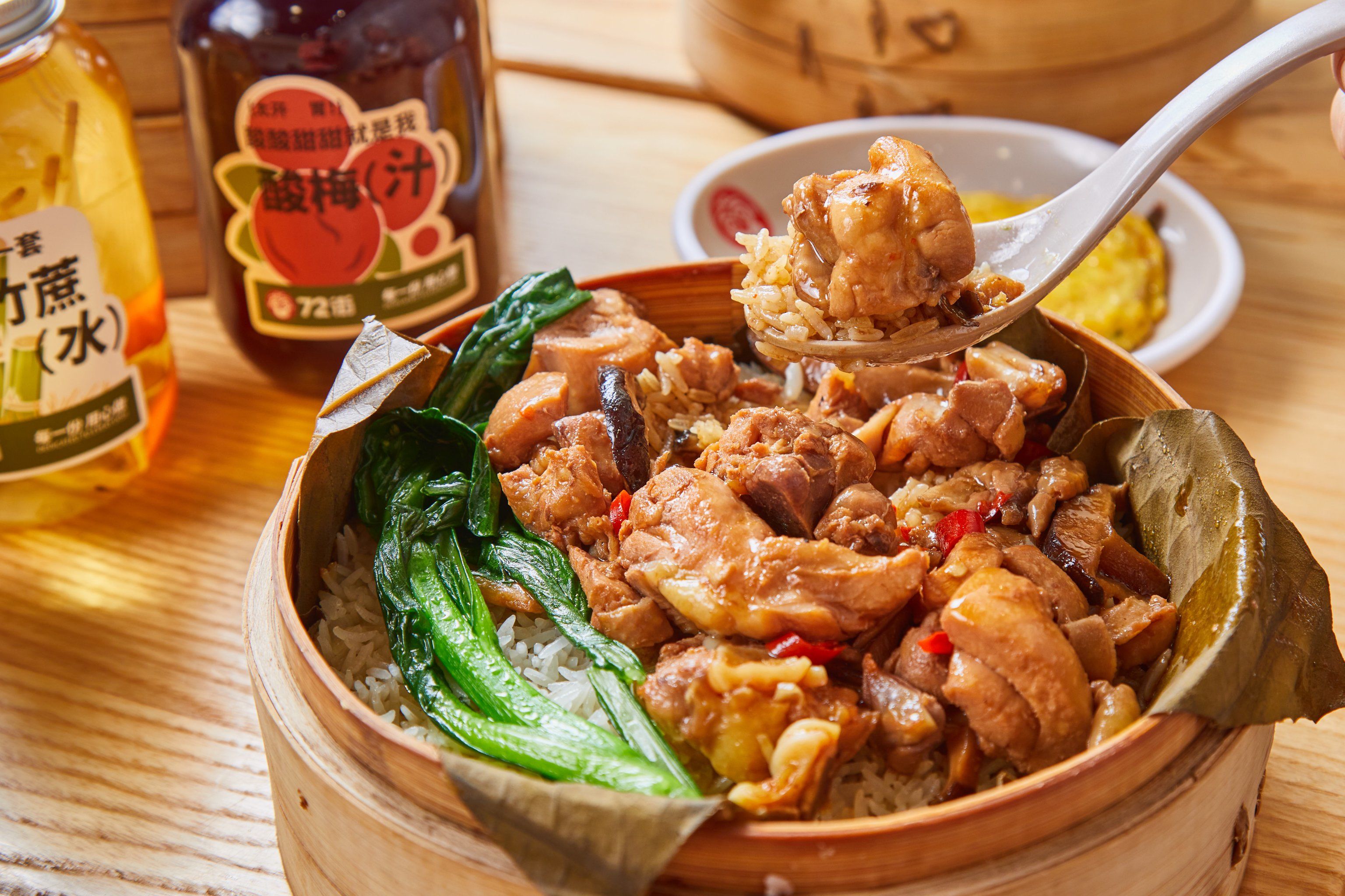 黄焖鸡荷叶饭,色泽诱人,鸡肉采用了养足了160天的走地鸡,色香味俱全