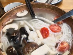 鲜菌鱼紫米线-觅山云南菜(泊富ICITY店)