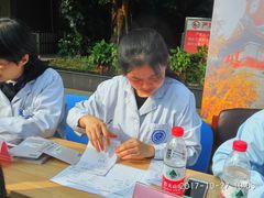 骨质疏松科的医生认真仔细看病人的检查报告-四川大学华西第四医院
