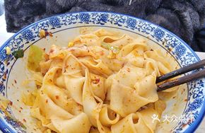 Spicy Oil-Poured Hand-Torn Noodles