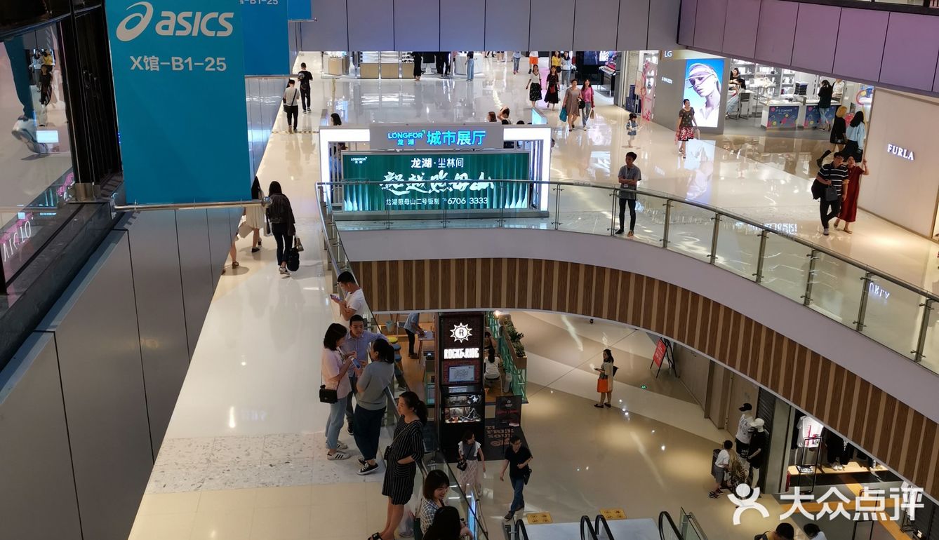 观音桥人气超级高的一家商圈。