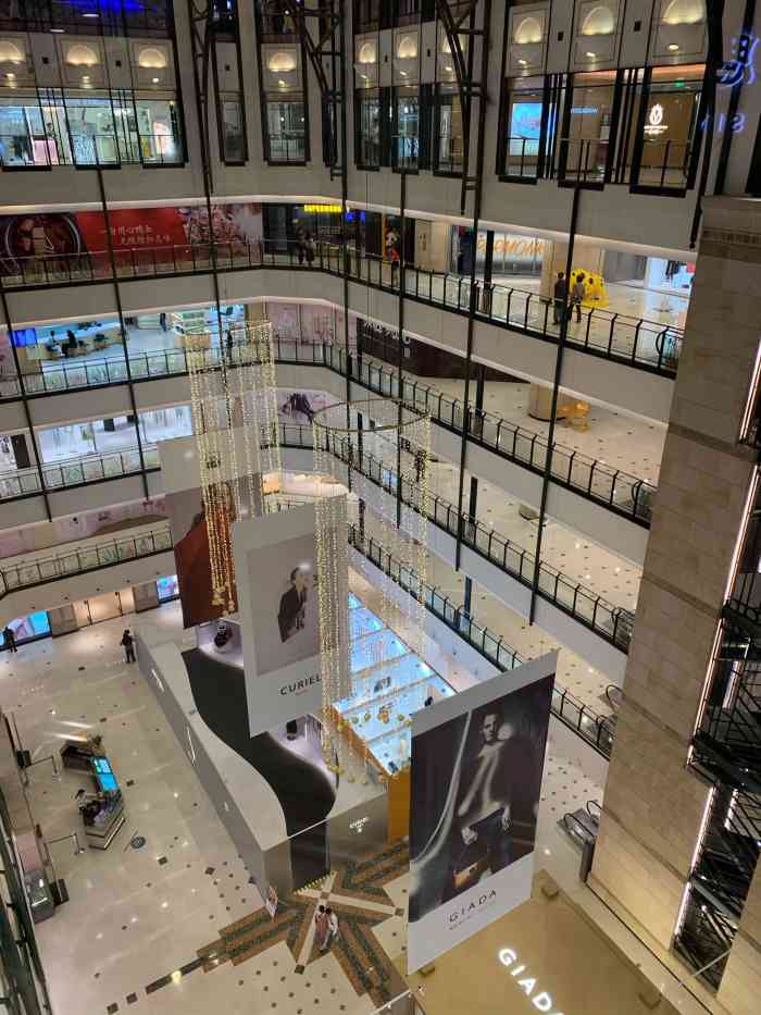 颖食就在梅陇镇广场6楼老店新开店面敞亮大气磅礴很有特色的一家餐厅