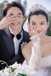 -现代经典婚纱摄影
