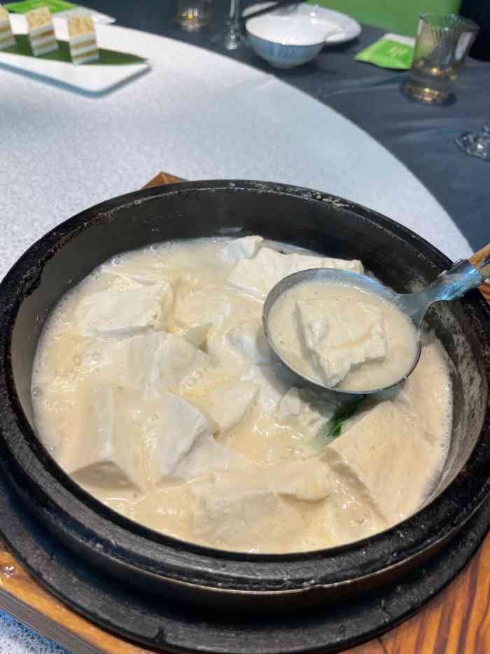 海中天花园厨房(花鸟市场店)-"一楼在装修,打电话去定桌子时服务员