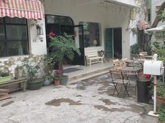 -彳亍咖啡·这里(水湾路店)
