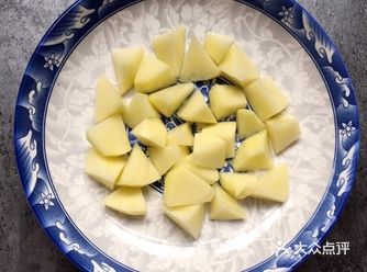 12. 香菜、小葱洗净用盐水泡一下