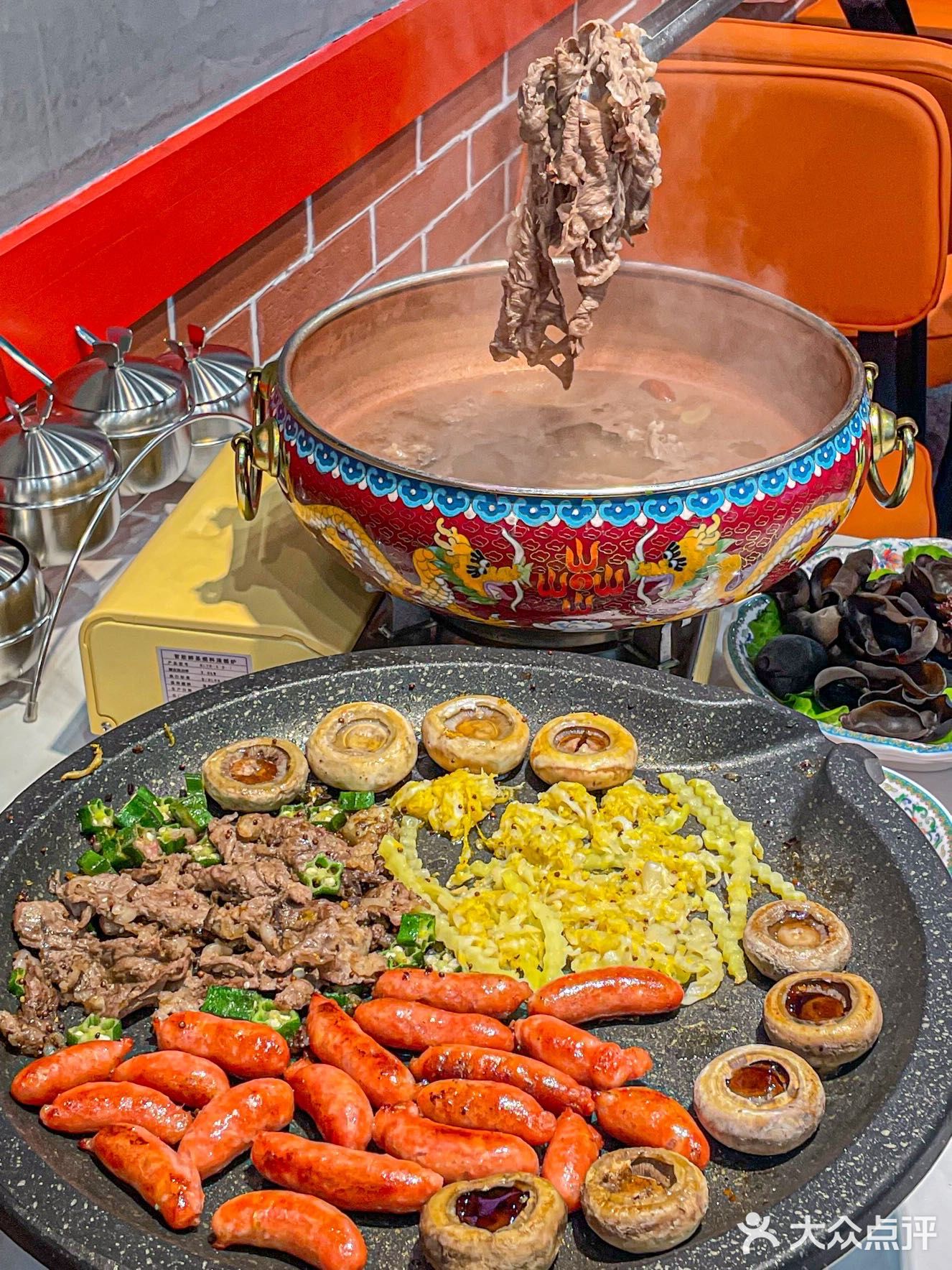 一进门就能看到超大的柜子，里面都是牛肉