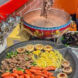 一进门就能看到超大的柜子，里面都是牛肉