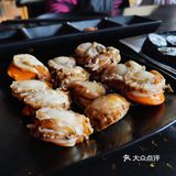 大门口便是店铺的门头，很好找