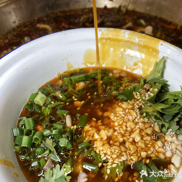 南岸茶园这家市井环境的美蛙鱼名气很大