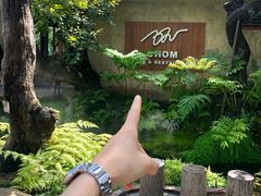 -Chom Cafe and Restaurant