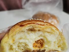 牛角肉松包-美嘉华面包西饼店(红胜坊店)