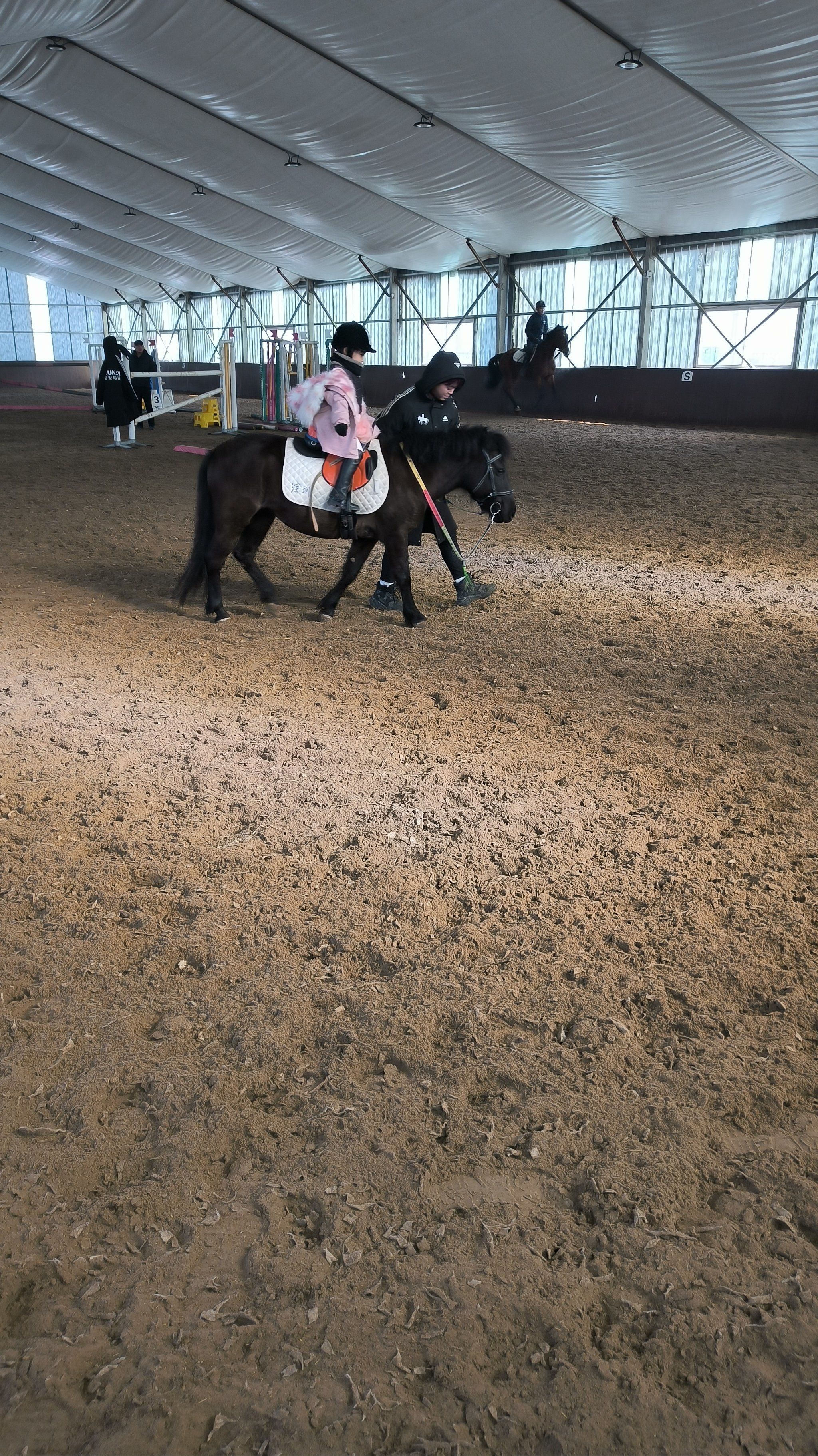 小孩子骑马好帅啊.