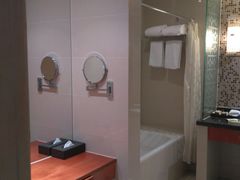 2号楼高级行政大床房-卫生间一侧梳化台和浴缸-春兰国宾馆(凤城河风景区老街店)