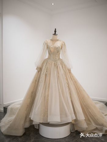 复古立领搭配简约设计 修饰精致的锁骨 蕾丝材质彰显新